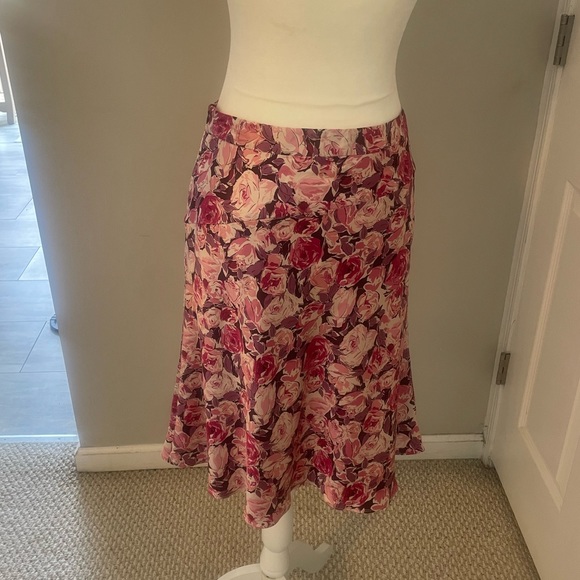 Banana Republic Pink Floral 100% Silk Knee Length Skirt. - Picture 2 of 2
